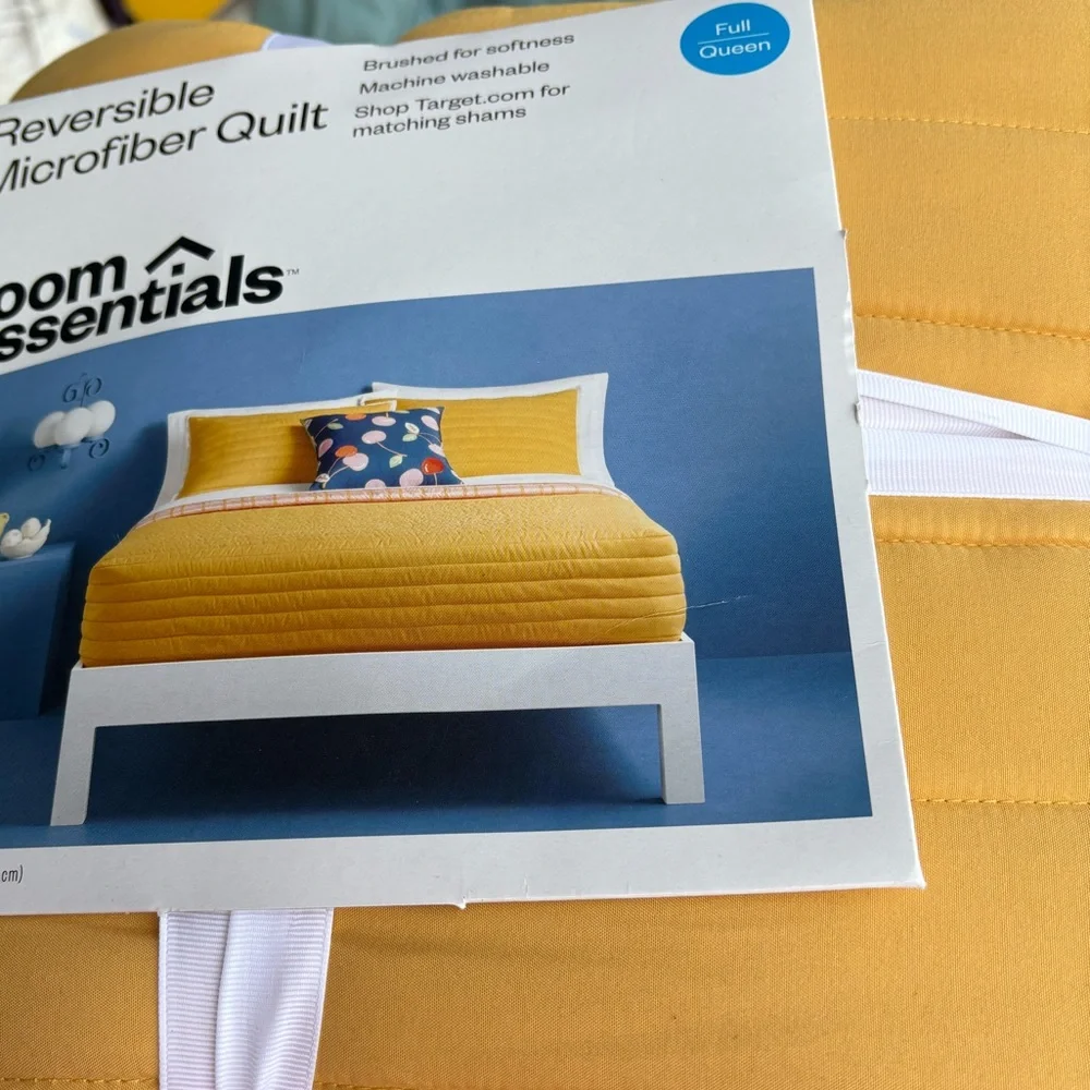 ROOM ESSENTIALS NWT reversible plaid microfiber quilt -gold -full/queen